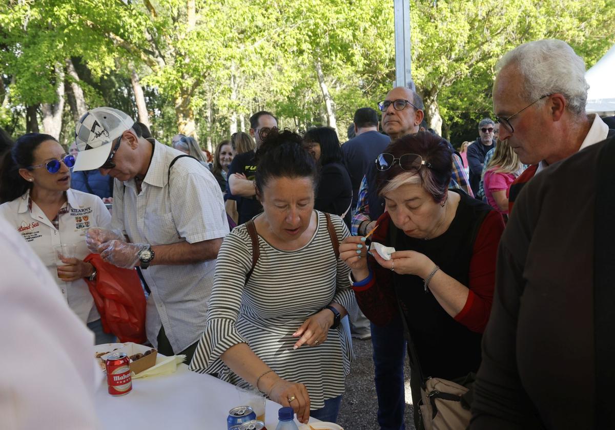 Varios asistentes degustan las raciones de caracoles a la sombra, ayer en el parque del Sotillo.