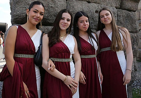 Cuatro estudiantes ataviadas de romanas posan junto al Acueducto de Segovia.