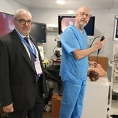 Los neumólogos Carlos Disdier y Enrique Cases, en el neumocamión que recrea una unidad con tecnología para tratar a pacientes.