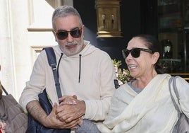 Agustín coge la mano de Isabel Pantoja.
