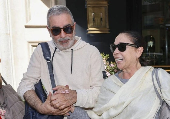 Agustín coge la mano de Isabel Pantoja.