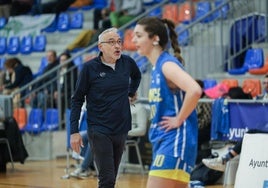 Chuchi Fernández sigue las evoluciones de un partido de esta temporada.
