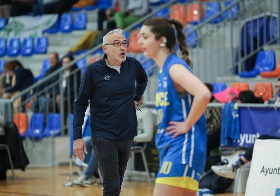 Chuchi Fernández sigue las evoluciones de un partido de esta temporada.