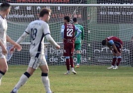 Los gimnásticos lamentan uno de los goles encajados en el partido contra Osasuna B disputado en La Albuera.