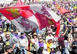 Bandera de Castilla y León al viento en una campa de Villalar de los Comuneros abarrotada de gente el miércoles pasado.