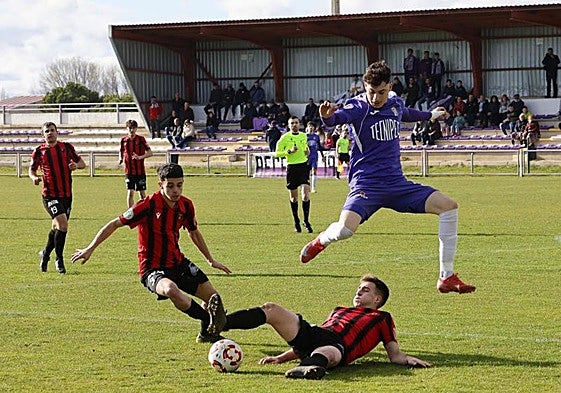 Los jugadores del Laguna pelean por un balón en un partido anterior.