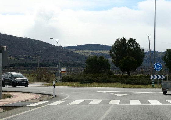 Vista de la rotonda de Peñas del Erizo, donde se quiere hacer un vial al AVE.