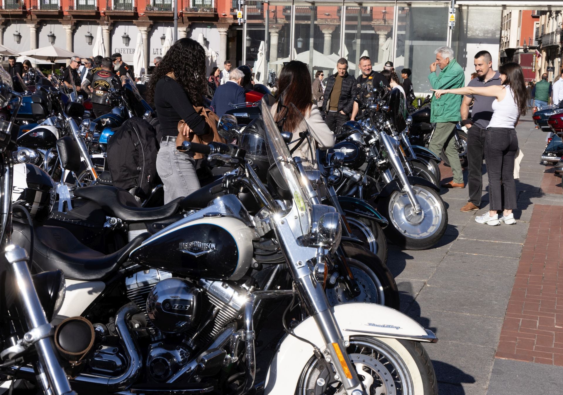 Las imágenes de las motos en la VIII Lechazada sobre Harley Davidson