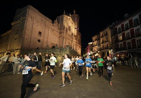 Un grupo de participantes, a su paso por la Catedral de Valladolid