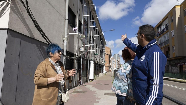 Los vecinos del 29 de Octubre señalan los desperfectos en las viviendas.