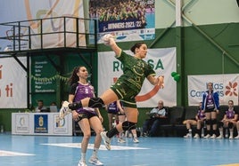 María Zaldúa, del Rocasa Gran Canaria, en pleno lanzamiento ante Inoa Lucio, del Caja Rudal Aula Valladolid.