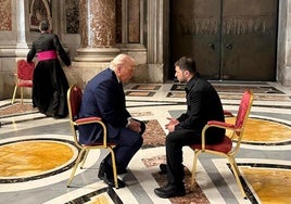 Trump y Zelenski sentados cara a cara y hablando en el interior de la basílica de San Pedro.