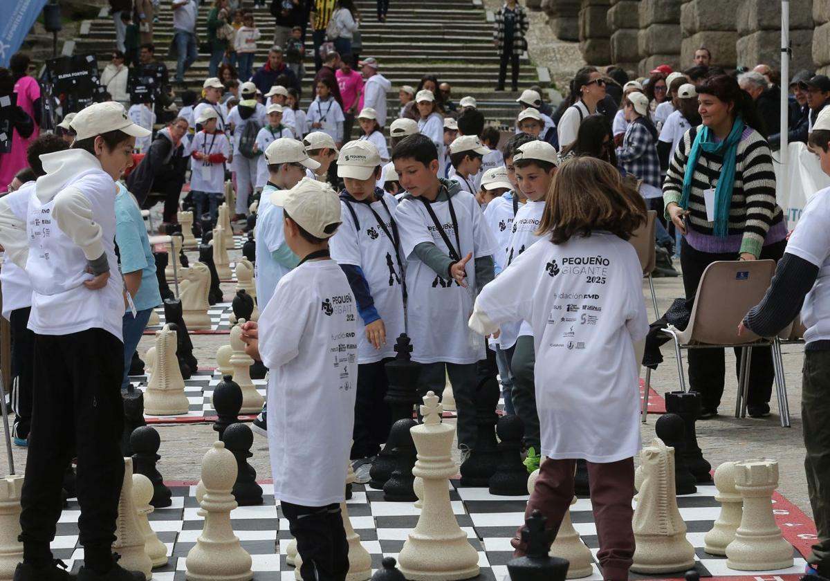 Un grupo de niños planea una jugada de ajedrez en una de las rondas del torneo para escolares celebrado este sábado.