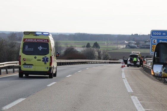 Ambulancia en la autovía en una imagen de archivo.