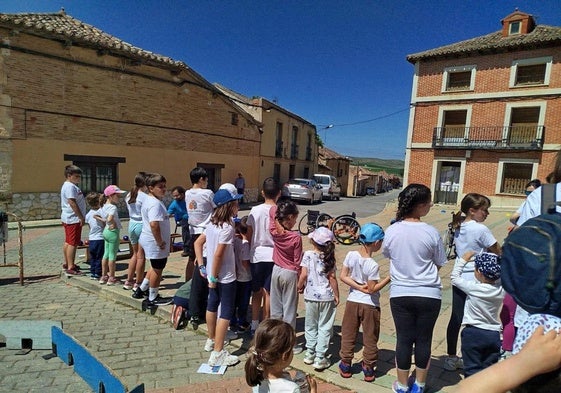 Alumnos de los tres colegios practicando deporte en la Plaza de Mota del Marqués