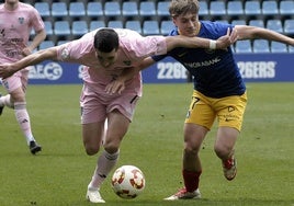 Berlanga pugna por el balón con un jugador del Andorra.