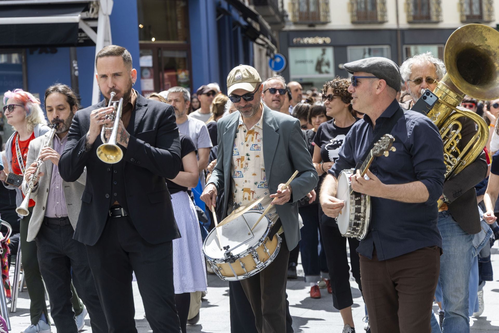 Decenas de bailaries de swing toman Valladolid