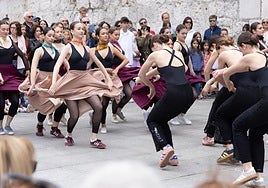 Un grupo de bailarinas muestra su coreografía en la plaza de Portugalete.