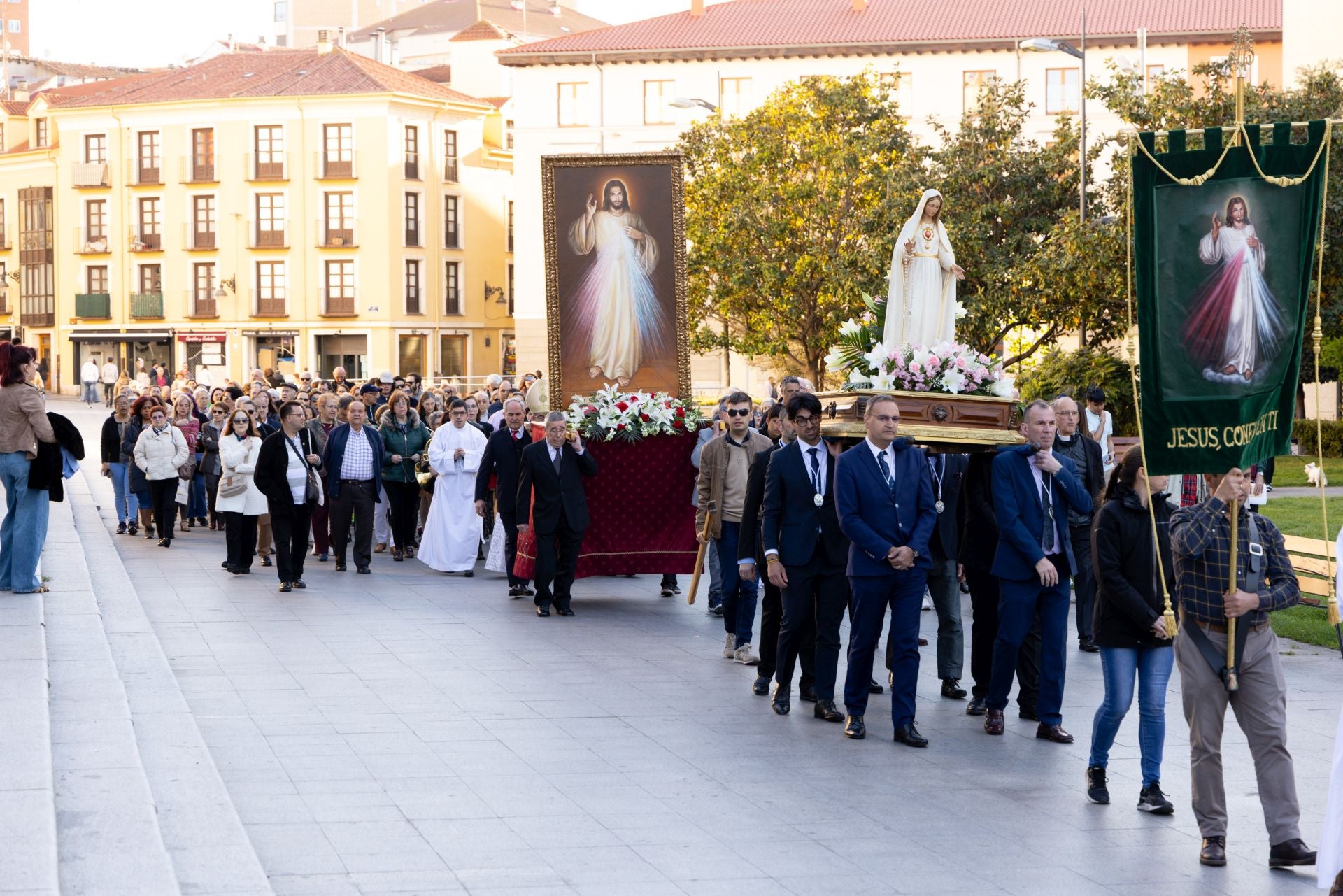 La procesión de la Divina Misericordia, en imágenes