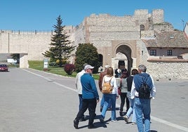 Un grupo de turistas en una visita a Cuéllar este mes de abril.