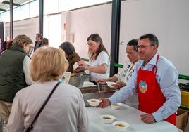Reparto de caldereta, hoy en la Feria Churra de Palencia.