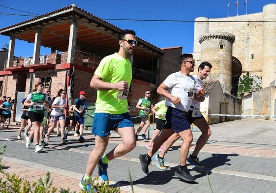 Salida de la prueba, este domingo por la mañana con la fortaleza de Fuentes de Valdepero al fondo.