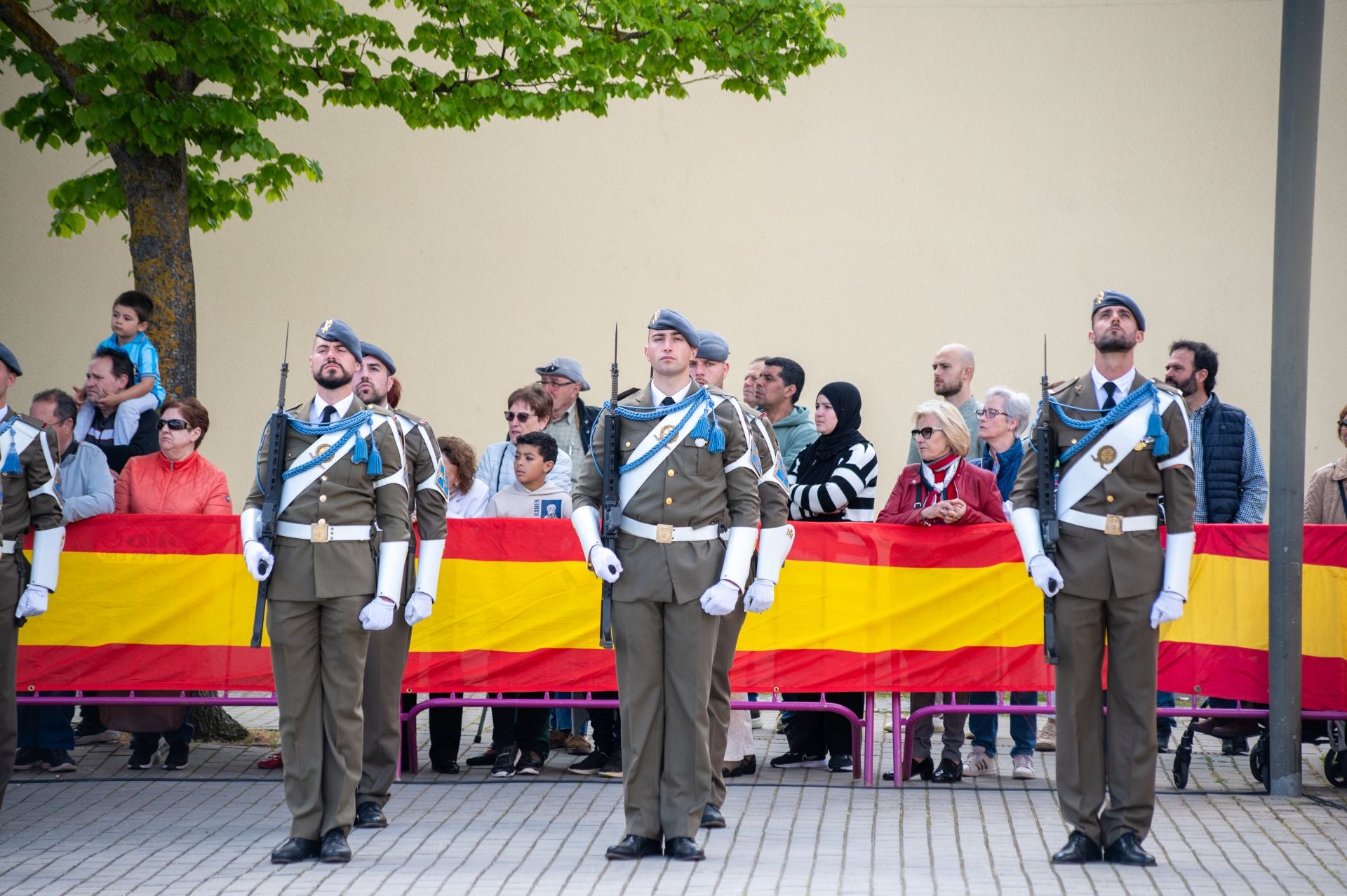 Los vecinos de Villamuriel juran fidelidad a la bandera de España
