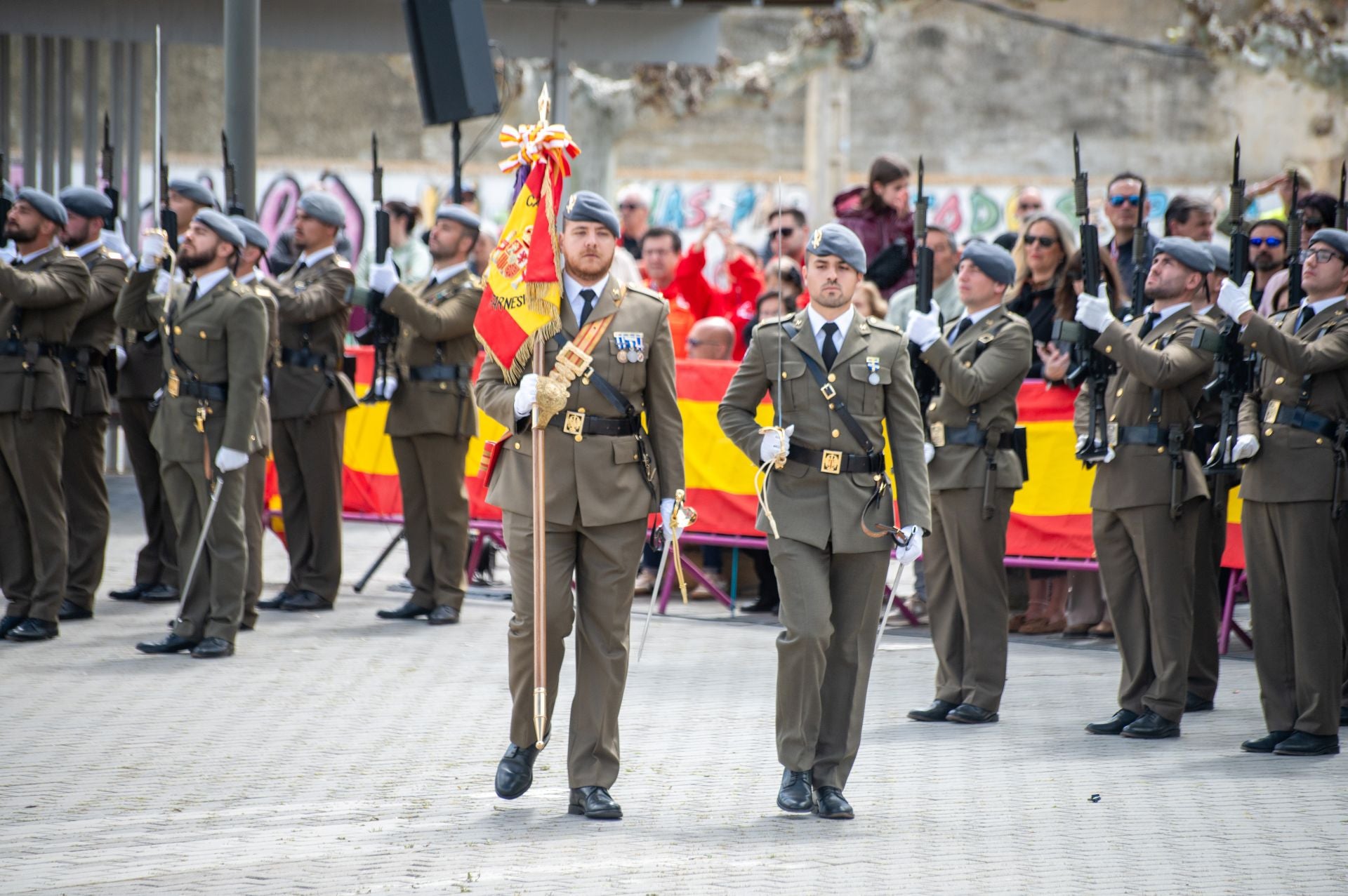 Los vecinos de Villamuriel juran fidelidad a la bandera de España