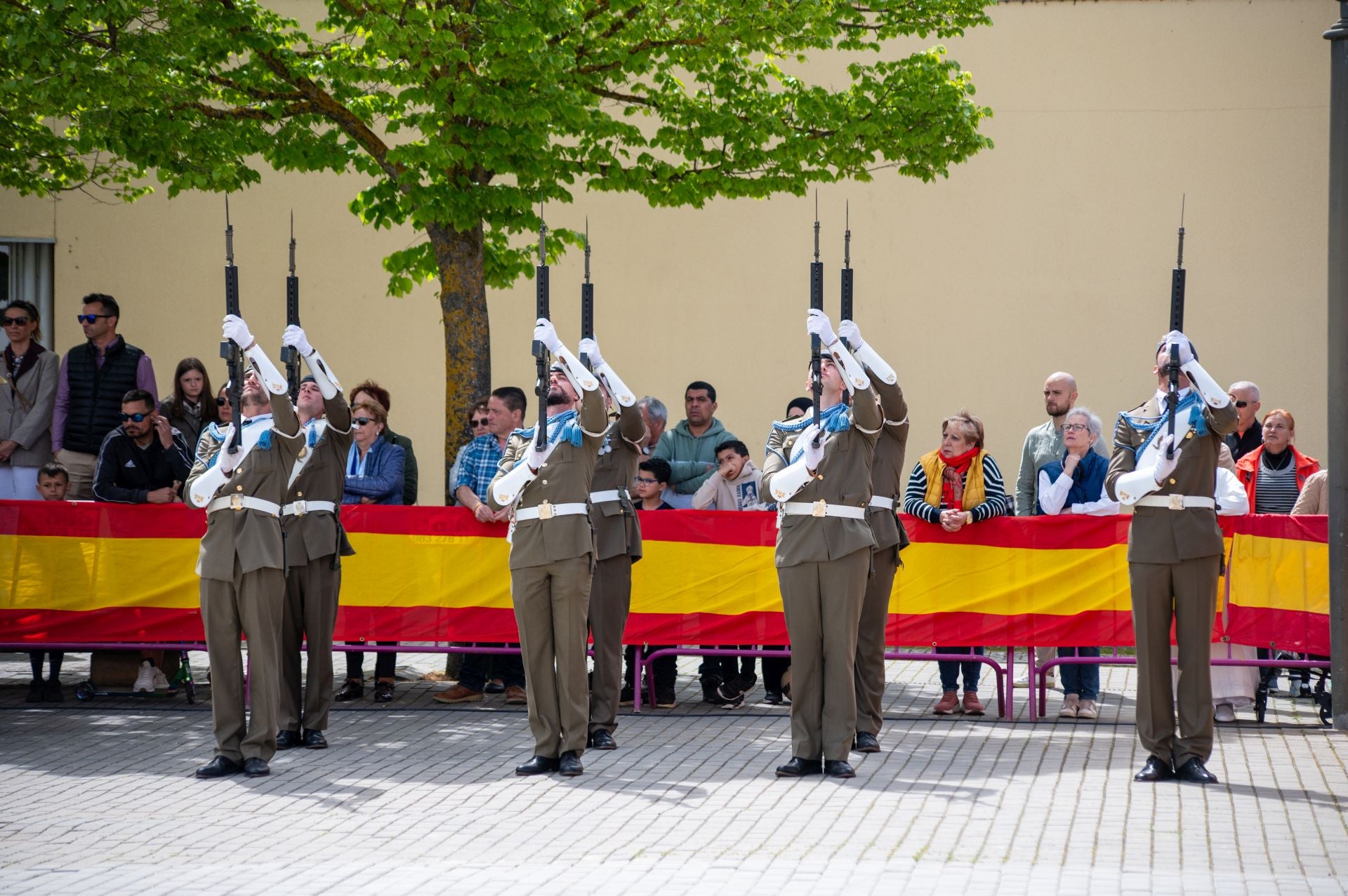 Los vecinos de Villamuriel juran fidelidad a la bandera de España
