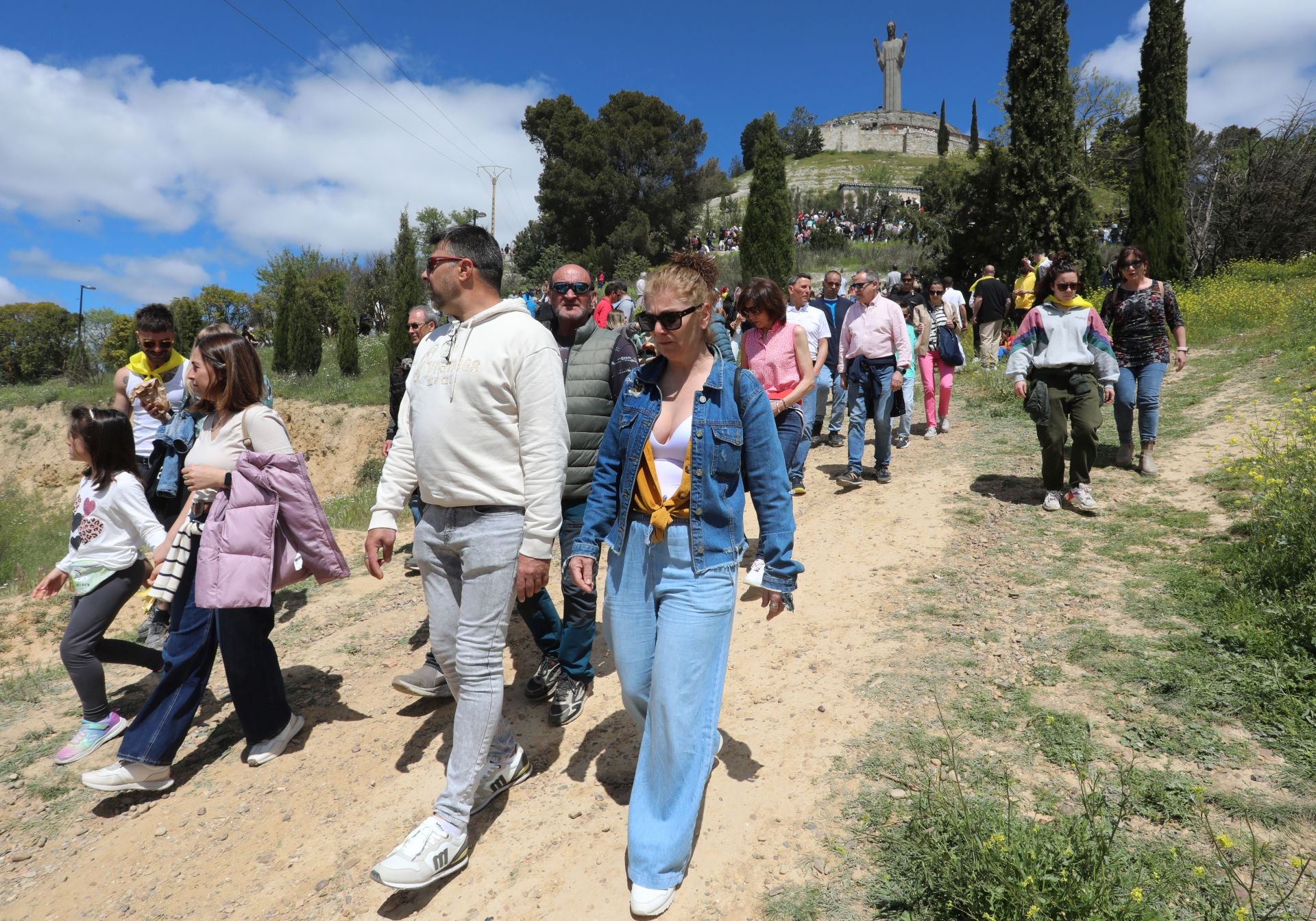 Miles de palentinos vibran con la pedrea del pan y el quesillo