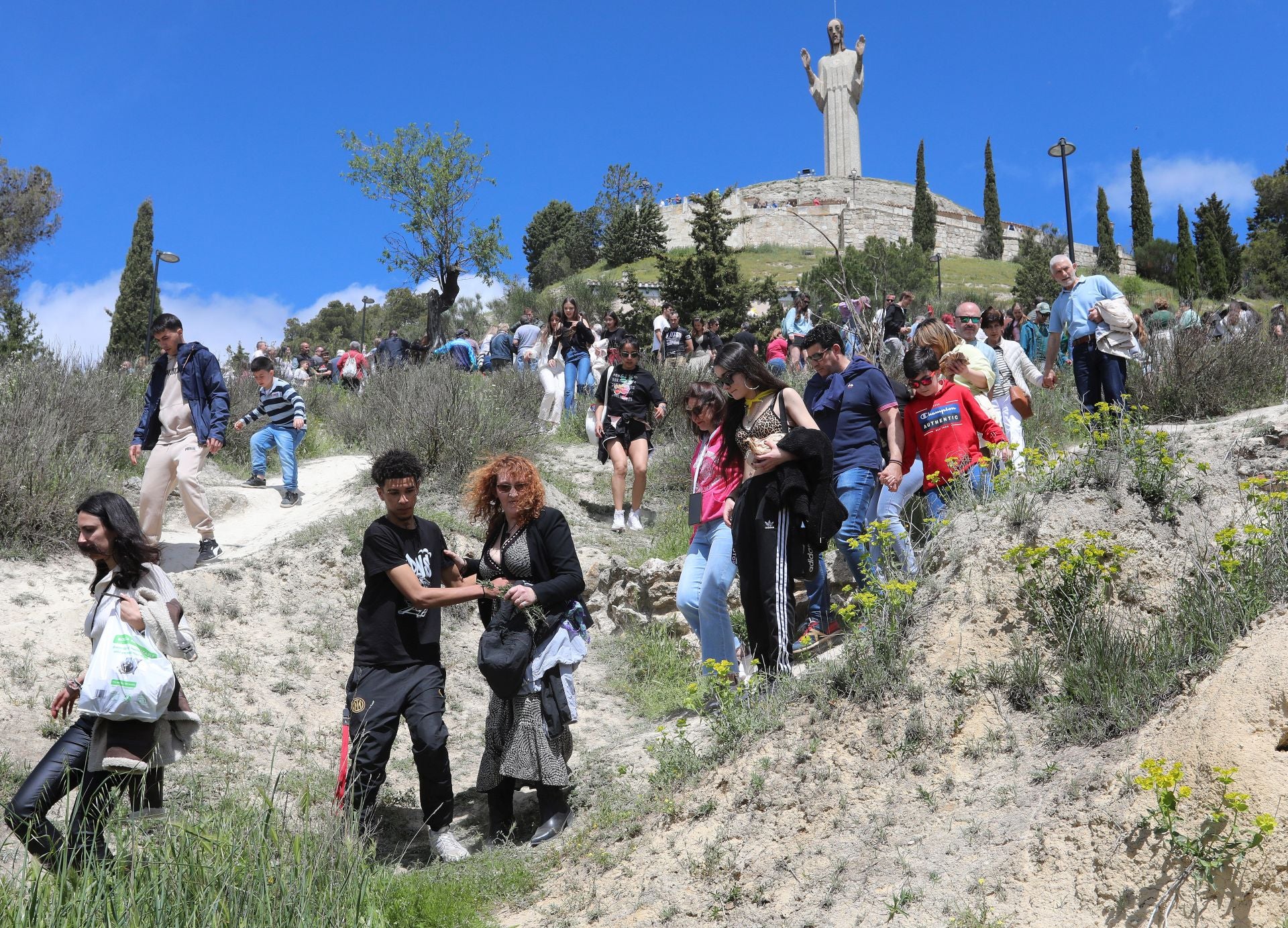 Miles de palentinos vibran con la pedrea del pan y el quesillo
