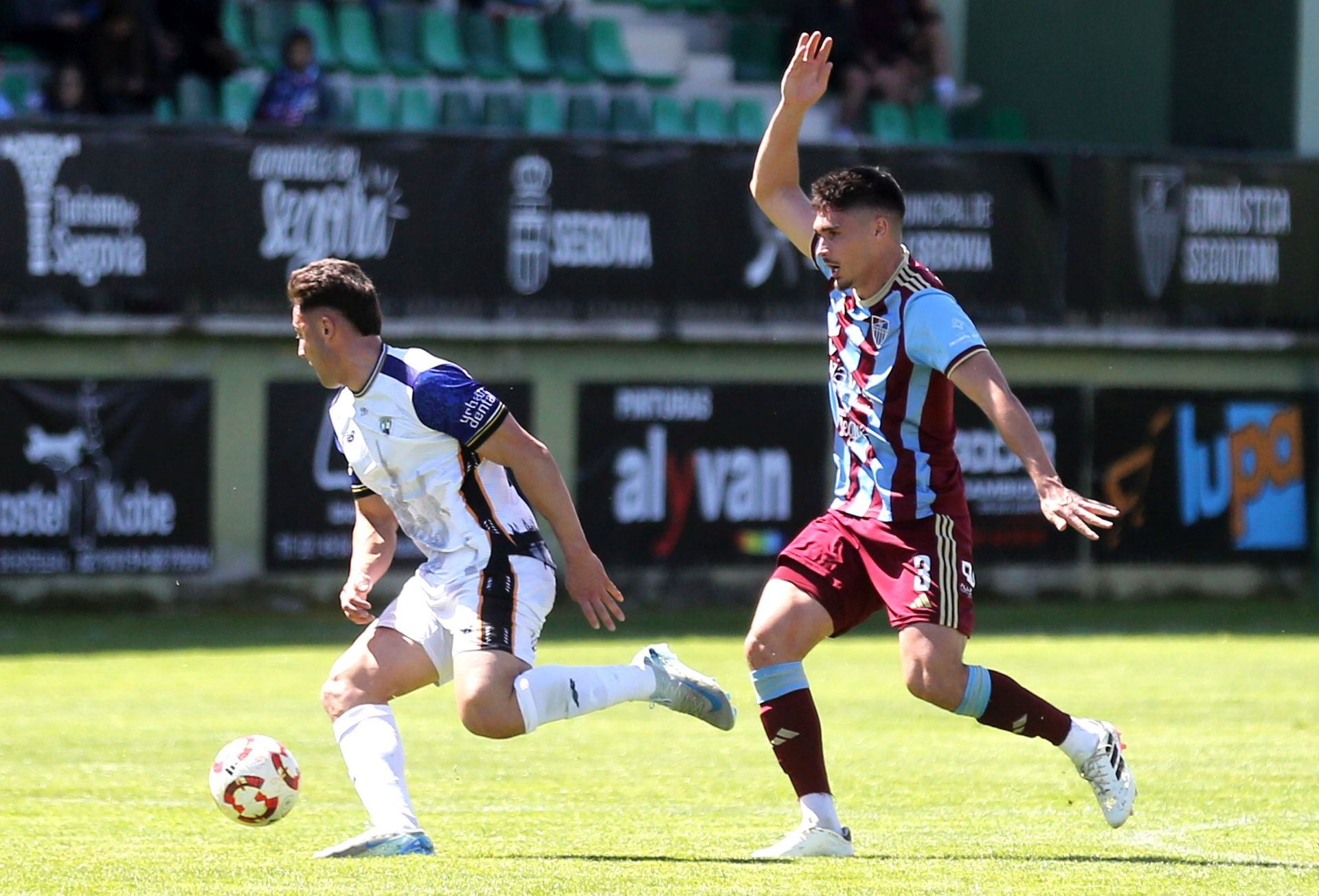 Fotos del partido entre la Segoviana y el Barakaldo