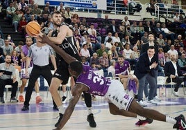 Mballa se lanza de forma acrobática para tratar de robar el balón el pasado sábado.