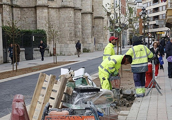 Trabajadores en una obra en las calles de Palencia.