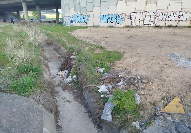 Suciedad junto al camino inferior al viaducto de la ronda exterior.