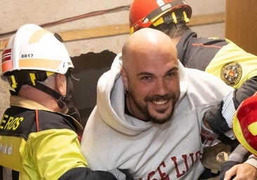 En imágenes, el rescate de un hombre atrapado en un ascensor en Valladolid