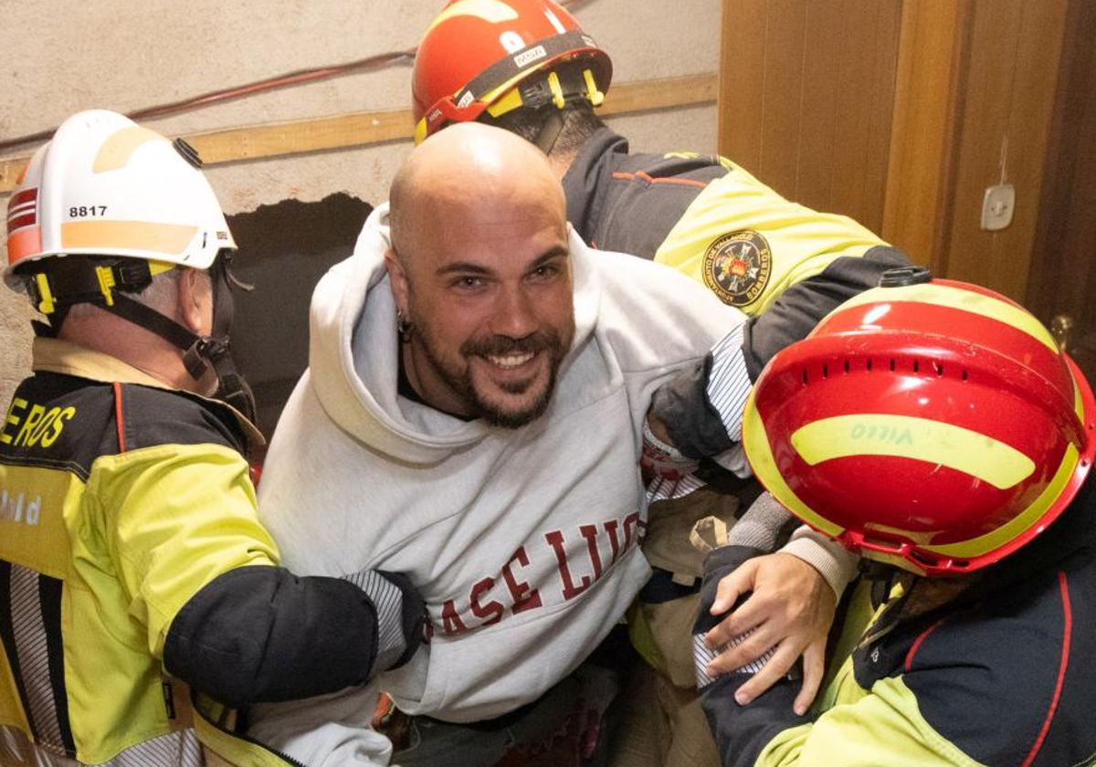 En imágenes, el rescate de un hombre atrapado en un ascensor en Valladolid