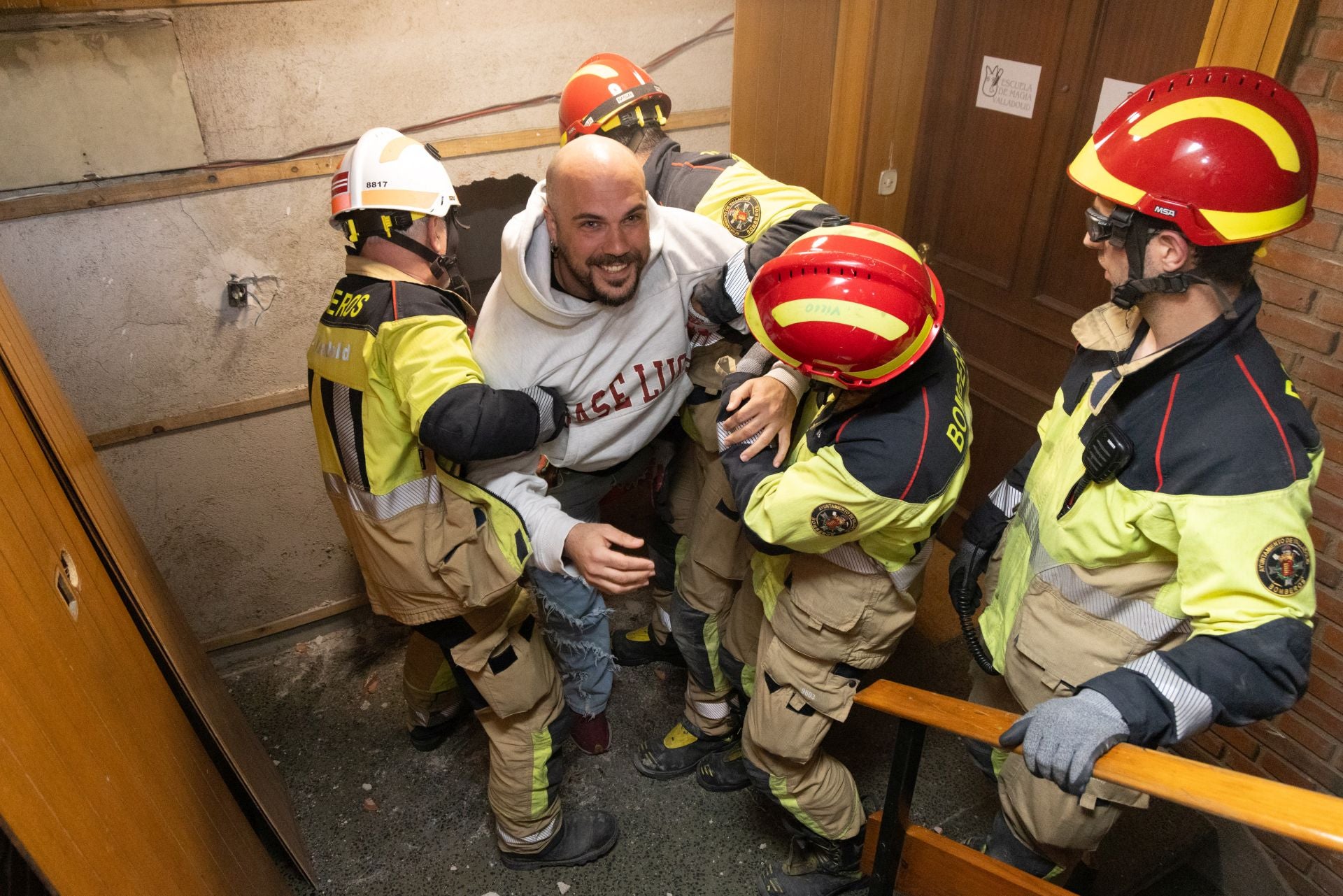 En imágenes, el rescate de un hombre atrapado en un ascensor en Valladolid