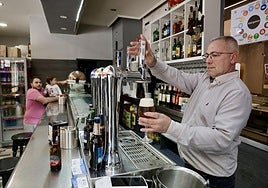 Un camarero sirve una caña en un bar de Valladolid la mañana de este lunes de apagón.
