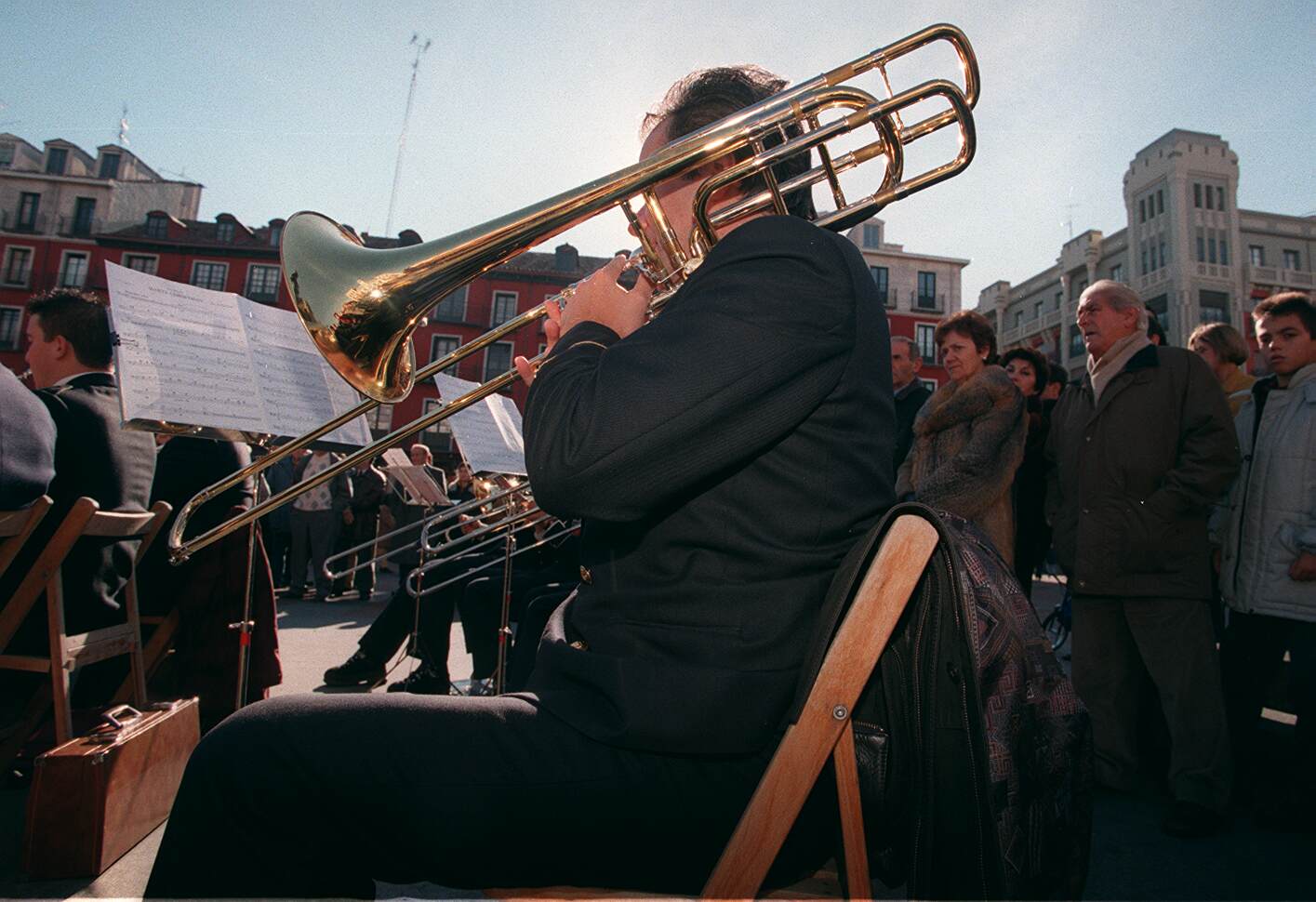 Concierto ofrecido por la banda de música de Olmedo en la Plaza Mayor de Valladolid. 27 de diciembre de 1998.