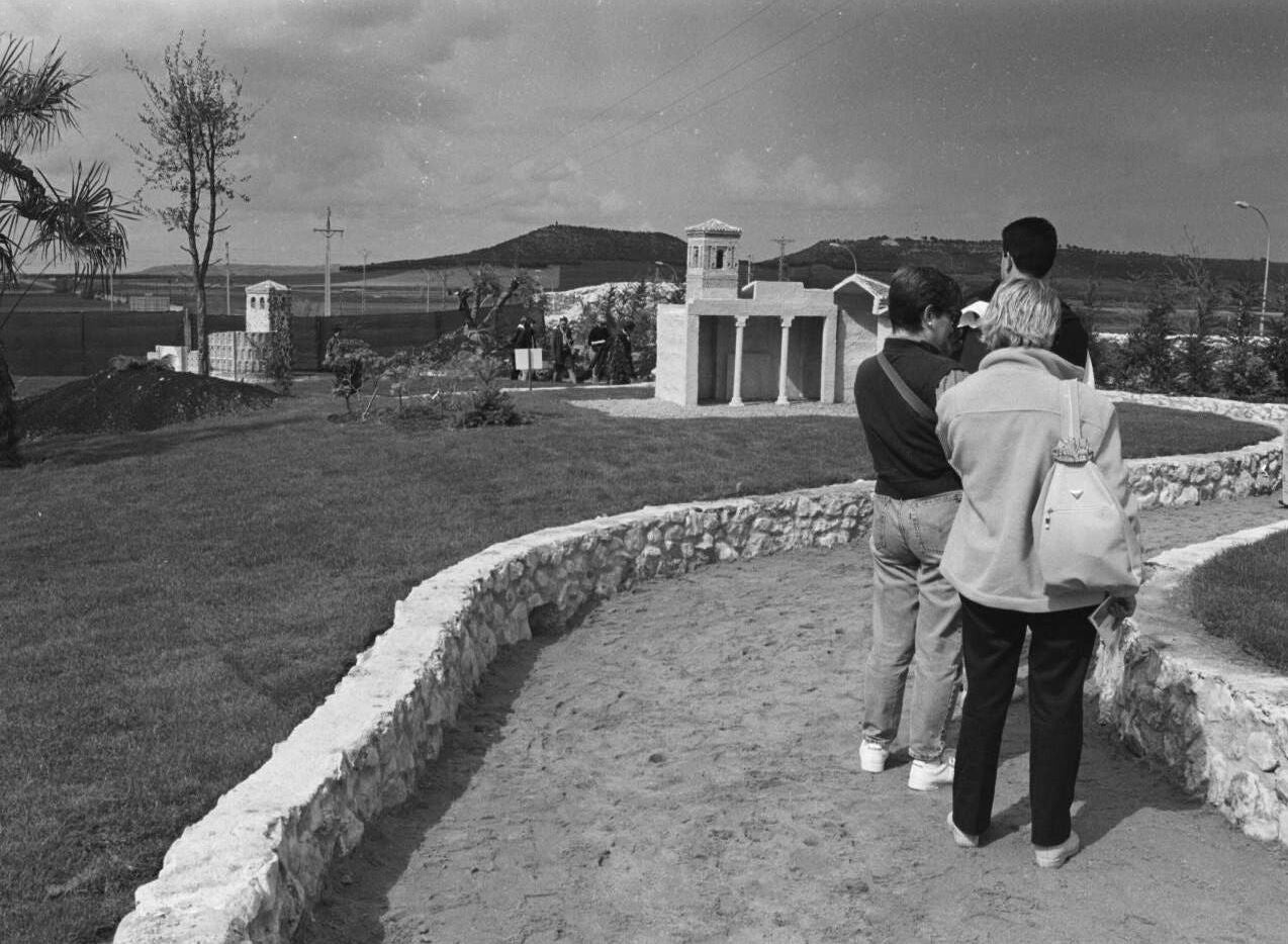 Unos visitantes hacen el recorrido del parque mudéjar de Olmedo. 26 de septiembre de 1999.