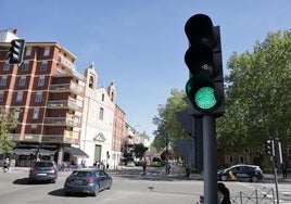 Un semáforo en la calle Real de Burgos con el servicio restablecido.