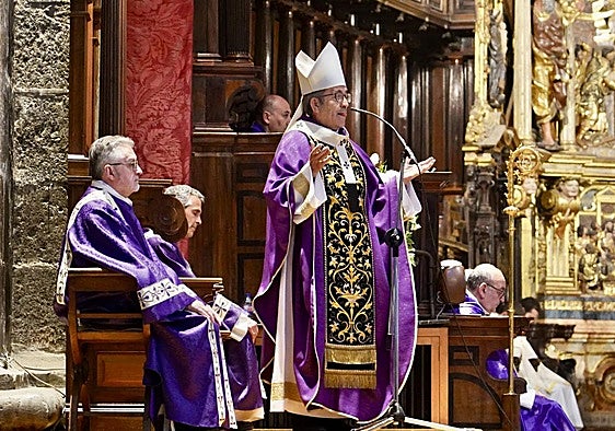 El arzobispo de Valladolid y presidente de la Conferencia Episcopal Española, Luis Argüello, preside la misa por el eterno descanso del papa Francisco.
