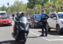 La Policía Local regula el tráfico en la avenida de Castilla.