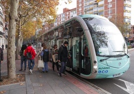 Usuarios de un autobús de Auvasa.