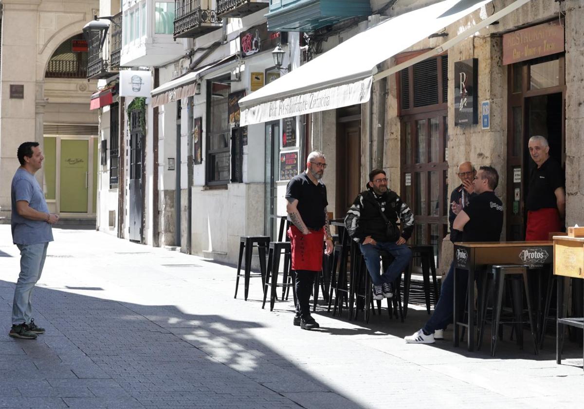 El cero eléctrico castiga al comercio de la calle Santiago y trastoca pero menos a los bares