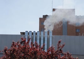 Humo de los generadores del hospital Clínico.