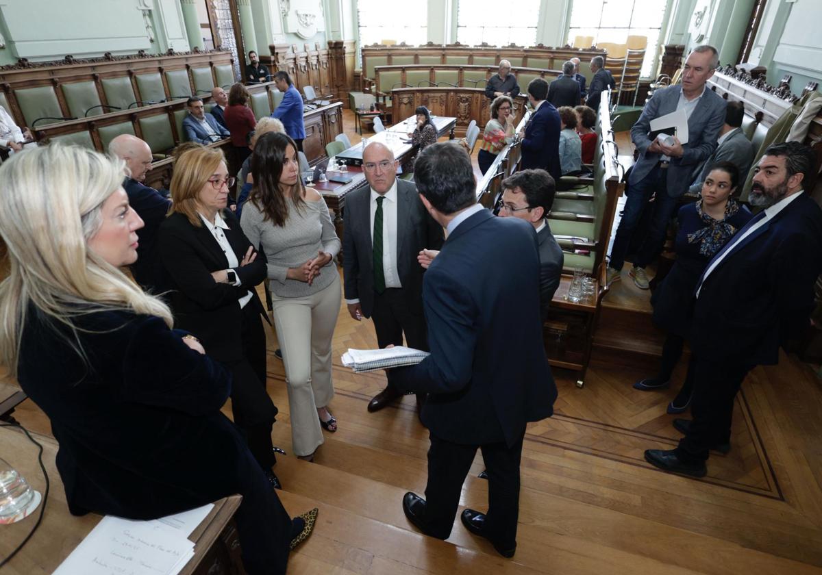 Los concejales del Partido Popular, PSOE, Vox y Valladolid Toma la Palabra charlan en el salón de plenos durante el apagón del lunes.