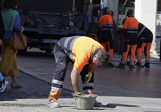 Un trabajador realizando una reparación en la Plaza Mayor de Valladolid este abril.