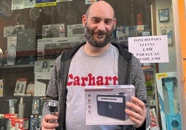 Jorge Valdeprado, propietario de Radio Valdeprado, junto a una linterna y una radio, los productos más buscados tras el apagón nacional.
